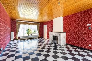 <strong>Degelijke woning met veel potentieel en prachtig uitzicht in Ruien - Grote Herreweg 240 te Kluisbergen</strong><br />Vlak bij het centrum van Ruien, een deelgemeente van Kluisbergen, bevindt zich deze bijzonder degelijke woning met tal van renovatiemogelijkheden. Dankzij het prachtige uitzicht over de omliggende velden, met zicht op de Kwaremont en het Kluisbos, geniet u hier van een unieke woonomgeving.<br /><br /><strong>Indeling</strong><br />Op het gelijkvloers vindt u een inkomhal met afzonderlijk toilet, een ruime leefruimte, een keuken en een garage.<br />De eerste verdieping beschikt over drie slaapkamers en een badkamer. Daarnaast biedt de woning twee zolderruimtes en een droge kelder, ideaal als extra bergruimte.<br />De mooie tuin met weids uitzicht vormt een heerlijke plek om volledig tot rust te komen.<br /><br /><strong>Troeven</strong><br />Zeer degelijke constructie<br />Veel renovatie- en inrichtingsmogelijkheden<br />Drie slaapkamers<br />Garage, twee zolderruimtes en een droge kelder<br />Mooie tuin met prachtig uitzicht<br />Gunstige ligging vlak bij het centrum van Ruien<br />Bent u op zoek naar een solide woning die u volledig naar eigen smaak kunt renoveren? Dan is dit pand beslist een bezoek waard.<br />Interesse? Neem contact op met Jens via 0488 98 13 30 of jens@immoboss.be.