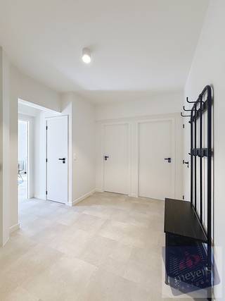 Op de Paul Bellefroidlaan in Hasselt bevindt zich dit lichtrijke appartement met een bewoonbare oppervlakte van 87 m² volgens het EPC. Het appartement is gelegen op de eerste verdieping en geniet van een gunstige ligging op korte afstand van het centrum van Hasselt. Winkels, scholen, openbaar vervoer en andere dagelijkse voorzieningen zijn vlot bereikbaar. Ook de belangrijkste invalswegen bevinden zich in de nabije omgeving.<br /><br />Bij het betreden van het appartement komt u terecht in de inkomhal, die toegang biedt tot de verschillende ruimtes. De lichtrijke leefruimte vormt samen met de open keuken een aangenaam en ruim geheel. Vanuit de leefruimte heeft u toegang tot het balkon, waar u rustig van de buitenlucht kunt genieten.<br /><br />Verder beschikt het appartement over twee slaapkamers, een badkamer, een apart toilet, een praktische wasplaats en een extra bergruimte.<br /><br /><strong>De maandelijkse kosten zijn als volgt:</strong>
<ul>
<li><strong>Huurprijs:</strong> € 950,00 per maand</li>
<li><strong>Gemeenschappelijke kosten:</strong> € 125,00 per maand</li>
<li><strong>Voorschot verwarming:</strong> € 90,00 per maand, met jaarlijkse eindafrekening</li>
<li><strong>Huurwaarborg: </strong>€ 2.850,00, gelijk aan drie maanden huur</li>
</ul>
Bent u op zoek naar een comfortabel en praktisch ingedeeld appartement op een centrale locatie in Hasselt? Neem dan contact met ons op voor meer informatie of een bezichtiging.