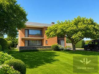 <u><strong>Ruime gezinswoning met 4 slaapkamers en een aparte bureauruimte in een groene omgeving - ontdek het potentieel van deze lichtrijke, riante woning! </strong></u><br /><br /><u><strong>Troeven:</strong></u>
<ul>
	<li>Rustige topligging in Haspengouw</li>
	<li>Vlotte verbinding naar Hasselt, Sint-Truiden, Tongeren, ...</li>
	<li>Groot perceel (±15 aren)</li>
	<li>Zeer lichtrijke woning</li>
	<li>Ruime en praktische indeling</li>
	<li>Terrassen, kelder en grote garage</li>
	<li>4 slaapkamers</li>
	<li>Bureauruimte rechtstreeks bereikbaar vanuit de inkomhal</li>
	<li>Veel renovatiepotentieel</li>
</ul>
<br /><strong>Locatie</strong> - <span>Een beetje verscholen achter een prachtige magnolia vinden we deze ruime gezinswoning in het landelijke Ulbeek (Wellen), op een perceel van 15 aren 13 centiaren en omgeven door veel groen, velden en weidse zichten. Wellen is tevens gelegen in het hart van Haspengouw en grenst aan Sint-Truiden, Hasselt en Tongeren-Borgloon. Het landschap bestaat voornamelijk uit uitgestrekte boomgaarden en het glooiende landschap van de fruitstreek. </span><span>Een toffe locatie waar je als bewoner zeker de rust zult ervaren en kan genieten van deze mooie omgeving.</span><br /><br /><strong><span>Woning</span></strong><span> - Wat meteen opvalt als we de woning betreden is de enorme hoeveelheid lichtinval. De indeling omvat op het gelijkvloers de grote inkomhal, een ruime L-vormige woonkamer met zowel aan de voor- en achterzijde een overdekt terras, een aparte bureauruimte, de keuken, berging, ... </span><span>Op de eerste verdieping kom je via de nachthal uit op maar liefst 4 slaapkamers, een badkamer en een apart toilet. Vanuit de grootste slaapkamer kom je op het terras met een mooi zicht over de ruime omgeving.</span><br /><span>Er is nog een kelder en een vrijstaande garage die plaats biedt voor 2 wagens en een eigen werkplaats.</span><br /><br /><strong><span>Conclusie</span></strong><span> - Een buitenkans op uw eigen gezinswoning in deze groene omgeving. Het geheel kan zeker een moderne injectie gebruiken maar heeft veel te bieden op het gebied van ruimte, locatie en mogelijkheden. Een mooie woning om je creativiteit op los te laten.<br /><br />Maak jij van deze prachtige woning je nieuwe thuis? Laat je gegevens achter en René contacteert je voor een bezoek. </span>