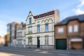 <p>Authentieke herenwoning uit 1908 met prachtige Engelse tuin</p>
<p>Een unieke herenwoning waar karakter, ruimte en groen perfect samenkomen.</p>
<p>Deze authentieke woning uit 1908 charmeert vanaf het eerste moment met haar statige uitstraling, royale volumes en prachtige Engelse tuin met siervijver. Een uitzonderlijke eigendom voor wie op zoek is naar een woning met ziel én tal van mogelijkheden.</p>
<p>Op het gelijkvloers bevinden zich een imposante inkomhal, bureel, praktische berging/proviandkamer, een sfeervolle leefruimte met massieve parketvloer en gashaard, en een ingerichte keuken met Lacanche fornuis en prachtig zicht op de tuin. Een afzonderlijk gastentoilet vervolledigt deze verdieping.</p>
<p>De eerste verdieping omvat drie ruime slaapkamers en een badkamer met dubbele wastafel, douche en toilet. Op de tweede verdieping bevindt zich een vierde slaapkamer, aangevuld met twee royale zolderruimtes, waarvan één met mezzanine. Deze bieden uitstekende mogelijkheden voor bijkomende slaapkamers, een hobbyruimte, praktijk of thuiskantoor.</p>
<p>Buiten vormt de prachtig aangelegde Engelse tuin een absolute blikvanger. Het ruime terras, de siervijver en de groene omgeving zorgen voor een unieke oase van rust en privacy. Daarnaast beschikt de woning over een garage en een private toegang achteraan via een losweg.</p>
<p>Zonnepanelen, een thuisbatterij en centrale verwarming op aardgas zijn extra troeven.</p>
<p>Dankzij haar uitzonderlijke uitstraling en veelzijdige indeling is deze woning ideaal als exclusieve gezinswoning, voor een vrij beroep of als charmante B&amp;B.</p>
<p>Een zeldzame eigendom die u absoluut gezien moet hebben.</p>
<p></p>