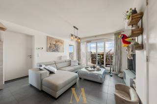 Welkom in dit recent en energiezuinig penthouse (bouwjaar 2018), perfect gelegen in het bruisende centrum van Waregem. Op wandelafstand van de Markt, winkels, horeca en openbaar vervoer woon je hier in alle comfort, met rust en privacy boven de stad.<br /><br />De open leefruimte wordt overspoeld door natuurlijk licht dankzij grote raampartijen en sluit naadloos aan op de moderne, volledig uitgeruste keuken. Vanuit de leefruimte stap je rechtstreeks op twee zonnige terrassen van telkens ca. 10 m², waar het heerlijk vertoeven is van ’s morgens tot ’s avonds, ideaal voor een ontbijt in de zon of een gezellige avond met vrienden.<br /><br />Het appartement beschikt over twee volwaardige slaapkamers en een hedendaagse badkamer met inloopdouche. Verder zijn er een apart toilet, een praktische berging en aansluiting voor wasmachine en droogkast, wat het dagelijkse comfort compleet maakt.<br />Dankzij het recente bouwjaar(2018) geniet je hier van moderne technieken en een gunstig EPC, wat resulteert in lage energiekosten en zorgeloos wonen. Extra pluspunten zijn de gemeenschappelijke fietsenberging en de automatische toegangspoort tot het gebouw. Garagebox verplicht bij aan te kopen: €30.000<br /><br />Dit penthouse is uitermate geschikt voor starters, investeerders of wie op zoek is naar comfortabel en lichtrijk wonen in het centrum van Waregem.<br /><br />Vraagprijs appartement: €319.000<br /><br />Interesse?<br />Bezoek mogelijk op afspraak met Maxime Vanneste<br />📞 0498 44 78 00<br />📧 info@maximevanneste.be<br /> 