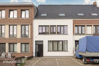 <p><strong>Volledig gerenoveerde gezinswoning met 5 slaapkamers, 2 badkamers, ruime stadstuin, energiezuinig EPC B (134 kWh/m²) en conforme elektriciteit nabij het centrum van Turnhout.</strong></p>
<p><strong>Omgeving: </strong><span>Gelegen in de Rubenstraat te Turnhout, nabij het centrum op korte afstand van winkels, scholen, openbaar vervoer. </span></p>
<div>
<p><strong>Indeling:</strong> Hal, leefruimte, keuken, kelder, 5 slaapkamers, dressingruimte, wasruimte, 2 badkamers, afgewerkte zolder en stadstuin.</p>
<p><strong>Omschrijving: </strong>Deze stijlvolle gezinswoning werd in 2019 grondig gerenoveerd en combineert hedendaags wooncomfort met een verrassend ruim woonvolume. Dankzij de kwalitatieve afwerking, de doordachte indeling en de instapklare staat vormt dit de ideale thuis voor wie op zoek is naar ruimte en comfort op een centrale ligging.</p>
<p>Via de verzorgde inkomhal betreedt u de lichtrijke leefruimte die naadloos overgaat in de prachtige, volledig geïnstalleerde leefkeuken. De luxueuze keuken met kookeiland vormt ongetwijfeld het hart van de woning. De grote glaspartijen zorgen voor een overvloed aan natuurlijk licht en creëren een aangename verbinding met de tuin. Achteraan geniet u van een gezellige, onderhoudsvriendelijke buitenruimte waar het heerlijk vertoeven is. Daarnaast beschikt de woning nog over een praktische kelder.</p>
<p>Op de eerste verdieping bevinden zich drie ruime slaapkamers, waarvan één met aansluitende ruimte die perfect kan ingericht worden als dressing. Een tweede kamer wordt momenteel gebruikt als wasruimte. Verder vindt u hier een badkamer uitgerust met een inloopdouche, wastafel en toilet.</p>
<p>De tweede verdieping herbergt nog twee volwaardige slaapkamers. De royale master bedroom beschikt over ingemaakte kasten en een rechtstreekse doorgang naar de tweede badkamer met ligbad, douche, dubbele wastafel en toilet.</p>
<p>Als extra troef beschikt de woning nog over een volledig afgewerkte zolderverdieping die zich perfect leent als hobbyruimte, bureau, speelkamer of extra slaapkamer.</p>
<p>Ook technisch scoort deze woning uitstekend met een gunstig EPC-label B (134 kWh/m²/jaar) en een conforme elektrische installatie. Enkel de voorgevel kan naar eigen smaak nog opgefrist worden.</p>
<p><strong>Troeven:<br /></strong>- Gerenoveerd in 2019<br />- EPC B (134 kWh/m²/jaar)<br />- Conforme elektrische installatie<br />- Asbestveilig</p>
<strong>Bijzondere informatieplicht: </strong>in aanvraag.</div>