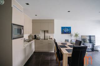 Vous recherchez un appartement prêt à emménager à louer dans le centre d'Ostende ? Ce magnifique appartement moderne d'une chambre, situé au <strong>3</strong><strong>ᵉ</strong><strong> étage de la résidence récente Modena</strong>, allie confort, luminosité et emplacement privilégié au cœur de la ville.<br /><br /><strong>Séjour lumineux avec terrasse ensoleillée</strong><br />Le spacieux séjour bénéficie d'une abondante lumière naturelle et s'ouvre sur une agréable terrasse à l'avant. L'endroit idéal pour savourer un café ou profiter d'un moment de détente en plein air.<br /><br /><strong>Cuisine ouverte entièrement équipée</strong><br /><span>La cuisine ouverte est équipée de tout le confort moderne et d'appareils électroménagers encastrés de qualité, notamment : four combiné, réfrigérateur, lave-vaisselle</span>Tout est à portée de main pour un quotidien confortable.<br /><br /><strong>Chambre confortable et agencement pratique</strong><br />À l'arrière de l'appartement, au calme, se trouve une spacieuse chambre, idéale pour passer des nuits paisibles.<br /><br />L'appartement comprend également :<br /><span>Salle de bains avec baignoire/douche et lavabo</span><br /><span>Toilettes séparées</span><br /><span>Grand débarras avec raccordements pour lave-linge et sèche-linge</span><br /><br /><strong>Vivre au cœur d'Ostende</strong><br />Grâce à sa situation centrale, vous habitez à quelques minutes à pied des commerces, restaurants, transports en commun et de la plage.<br />Cet appartement est parfait pour celles et ceux qui souhaitent profiter d'un cadre de vie moderne avec toutes les commodités à proximité.<br /><br /><br /><strong>Informations pratiques</strong><br />Disponible à partir du 1er décembre 2026<br />Surface habitable : 61 m² + terrasse de 5 m²<br />Année de construction : 2008<br />Chauffage individuel au gaz <br />PEB : 85<br />Provision pour charges communes : 80 € par mois<br /> 