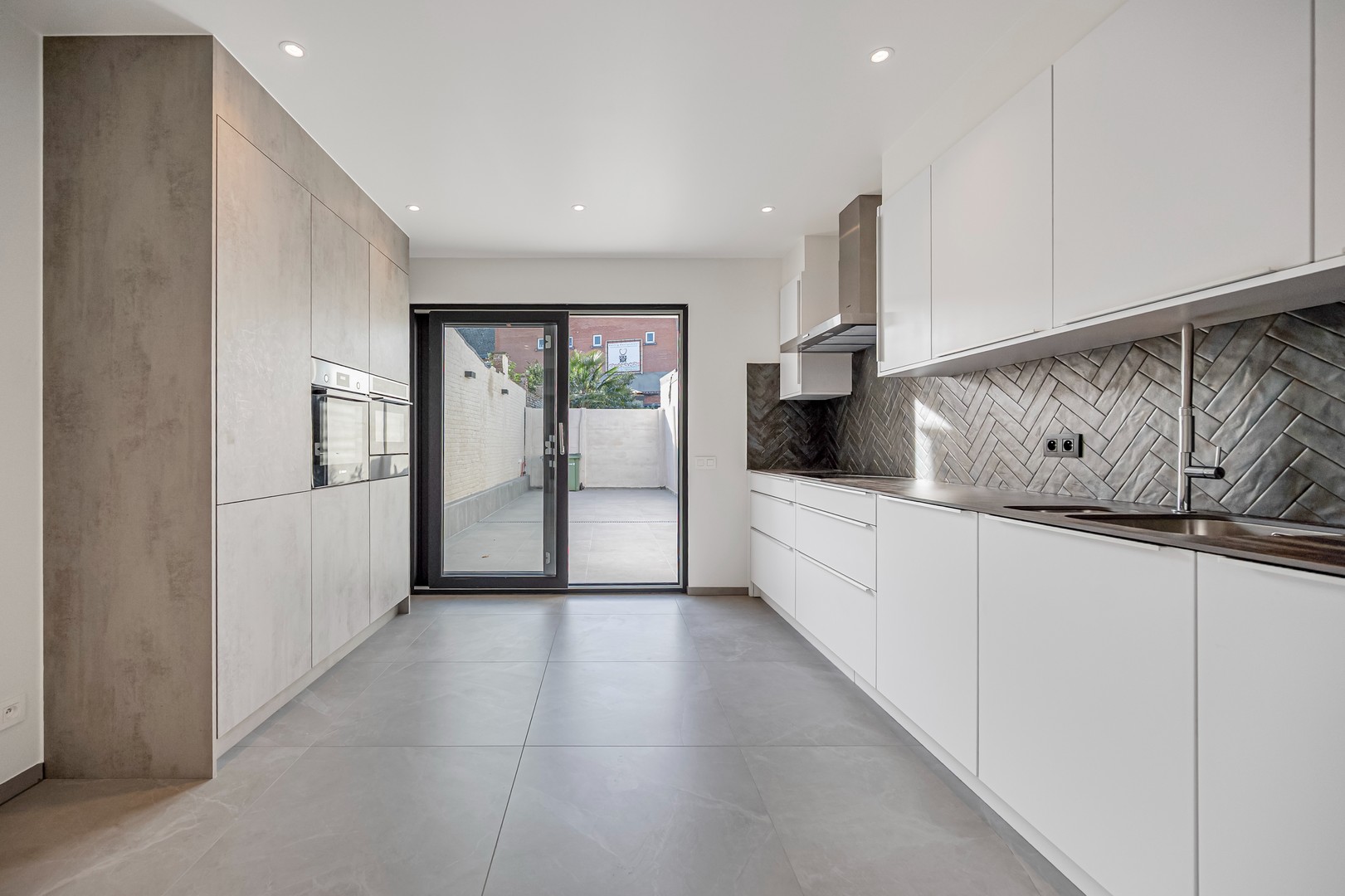 Zo goed als nieuwe woning waar alles van a tot z werd vernieuwd met knap betegeld terras! - photo 4