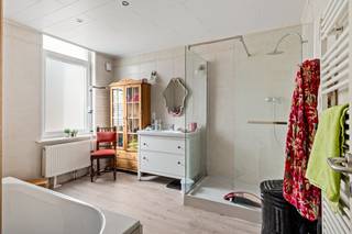 Bent u op zoek naar een woning die u volledig naar eigen smaak kan inrichten? Dan is deze gedeeltelijk te renoveren rijwoning, gelegen in de Kluizeveldenstraat 180 te Merksem, zeker een bezoek waard.<br /><br />De woning bevindt zich in een rustige en aangename buurt, met een vlotte bereikbaarheid naar het centrum van Antwerpen, openbaar vervoer, scholen en winkels. Dankzij deze gunstige ligging combineert u comfortabel wonen met een uitstekende mobiliteit.<br /><br />Op het gelijkvloers vindt u een ruime en lichtrijke living met aansluitend de keuken. Verder is er een apart toilet aanwezig, evenals een veranda die uitkijkt op de tuin.<br /><br />Op de verdiepingen beschikt de woning over drie volwaardige slaapkamers en één badkamer.<br /><br />Buiten is er een grote tuin van 183 m², perfect voor wie graag buitenruimte heeft. Daarnaast is er ook een terras waar u rustig kan zitten en ontspannen.<br /><br />pluspunten:<br />+ Keuken en badkamer reeds ok, alsook vernieuwde cv installatie. <br />+ Grote tuin (183 m²)<br />+ Veranda en terras aanwezig<br />+ 3 slaapkamers<br />+ Centrale ligging<br />+ Geen renovatieverplichting<br /><br />Interesse in deze woning? Aarzel niet en plan vandaag nog uw bezoek. Contacteer ons via 03 337 50 70 of info@vbvastgoed.be voor meer info of een afspraak.