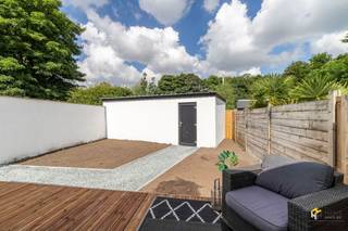 Gerenoveerde woning (130 m²) met 3 slaapkamers en oost-georiënteerde tuin (80 m²) in Kapellen. Vlakbij het station en op wandel- en fietsafstand van...