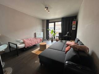 <span><strong>**ACADEMIEJAAR 2026-2027 - ENKEL STUDENTEN**</strong></span><br /><br /><span>Residentie Monte Domus is gelegen aan de Leuvense befaamde ziekenhuis omgeving en dit een uiterst gunstige locatie. Deze residentie is geschikt voor studenten op zoek naar een comfortabele thuis. Niet alleen de strategische ligging van het pand is een troef maar ook de faciliteiten in de nabijheid zijn mooi meegenomen. Supermarkten, scholen, campussen, openbaar vervoer, Gasthuisberg, apotheek, parken, kruidtuin… op wandel/ fietsafstand.</span><br /><br /><span>Deze studio bevindt zich op de tweede verdieping en beschikt over een ingerichte keuken en geïnstalleerde badkamer. </span><br /><br /><span><strong><span>Wees er snel bij! Wenst u graag eens te komen kijken? Plan dan vandaag nog een bezoek in! verhuur@connect-immo.be of 0470 59 65 44</span><br /><br /></strong>Beschikbaar vanaf 15 september 2026!<strong><br /></strong>Huurprijs: €815 + <strong>€1.560 vaste kosten op jaarbasis</strong><br /></span>