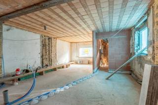 Halfopen woning met ontzettend veel potentieel, rustig gelegen te Lissewege (Zwankendamme). <br />De ruwbouwwerken zijn grotendeels gedaan. Als koper kunt u de woning volledig naar eigen wens en smaak afwerken. De gevel is evenwel opgenomen in de lijst van vastgesteld bouwkundig erfgoed.<br /><br />Deze grote woning beschikt over een omgevingsvergunning voor een volledige verbouwing met uitbouw en de oprichting van een gesloten garage met tuinberging. <br />Vergunde plannen beschikbaar via ons kantoor.<br /><br />Mogelijkheid tot het creëren van een prachtige halfopen woning met een zonnige tuin en een grote garage achteraan. De garage is te bereiken via een achterliggende wegel. Een enorme troef van deze woning.<br /><br />Indeling volgens de vergunde plannen:<br />Inkomhal met trap, een schitterende leefruimte met een zithoek en een enorme leefkeuken met eiland. In de keuken een groot schuifraam met toegang naar de tuin. Verder op het gelijkvloers nog een apart toilet, een wasplaats, een douchekamer en een apart bureau met zicht op de tuin.<br />Op de eerste verdieping een masterbedroom met ensuite dressing, een tweede slaapkamer en een grote badkamer met douche en ligbad. Op de nachthall een vaste trap naar de zolderverdieping waar u nog beschikt over een derde kamer en een opbergruimte.<br /><br />Huidig energielabel: F (UC: 20220331-0002575115-RES-1)<br />Minimaal te behalen E-peil volgens de vergunning: E60<br /><br />Bezoeken of meer informatie? <br />Contacteer Sacha Vanrafelghem op GSM 0487/43.79.10.