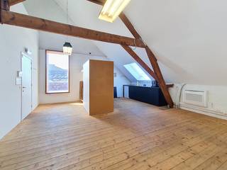 This office (115 m²) is located on the second floor of the former, well-known textile factory the Eskimo Factory, located on the Eskimo factory site on the Wiedauwkaai in the outer port of Ghent. The site combines industrial history with a contemporary approach and today offers an inspiring work environment for a variety of companies.<br /><br />The location is very strategic, with an easy connection to the R4 and a quick connection to the center of Ghent, the port and the main access roads. Public transport is also nearby, so that accessibility for employees and visitors is optimal.<br /><br />In addition, there is ample parking on the site, including the possibility to use the charging stations. <br /><br />Surface: <br />Office (2nd floor): 115 m²<br /><br />Specifications:<br />- Year of construction: 1906<br />- Renovation year: 2015<br />- Furnished<br />- 24/7 access<br />- Heat pump (heating and cooling)<br />- Kitchenette<br />- Parquet floor<br />- Common sanitary facilities<br />- Common entrance hall<br />- Common aboveground parking<br />- 10 charging stations<br />- Telnet connection<br /><br />Availability: <br />Available immediately.<br /><br />Are you interested in this office for rent in Ghent? Do not hesitate to contact us at 09 245 35 35 or business.gent@dewaele.com.<br /><br />Register of measures: no