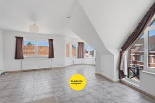 In het centrum van Eernegem bevindt zich dit lichtrijk tweeslaapkamerappartement. Dankzij de centrale ligging zijn winkels, openbaar vervoer en andere voorzieningen op wandelafstand.<br />Bij het betreden van het appartement komt u binnen via de inkomhal, die toegang biedt tot de ruime living met grote raampartijen. Aansluitend bevindt zich de open keuken, praktisch ingericht en voorzien van een handige berging.<br />Het appartement beschikt over twee slaapkamers, waarvan één uitgerust is met ingemaakte kasten. Daarnaast is er een rustig terras waar u in alle privacy kunt ontspannen. Verder zijn ook een badkamer en een apart toilet aanwezig.<br />Extra troeven zijn de centrale verwarming op gas, hoogremendementsbeglazing met PVC schrijnwerk en de gunstige EPC-score van 159 kWh/m² jaar.<br />Dit appartement is ideaal voor wie op zoek is naar een comfortabele woonst met twee slaapkamers op een centrale locatie in Eernegem.