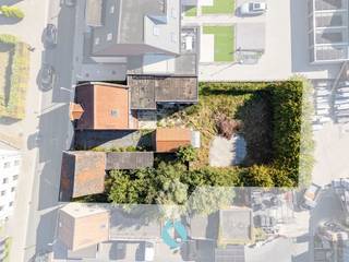 <p>In de Polenstraat te Sleidinge, bevindt zich deze uitzonderlijke eigendom met een totale grondoppervlakte van maar liefst 929 m².<br />Het betreft twee woningen die samen een mooie opportuniteit bieden voor zowel totaalrenovatie als projectontwikkeling.<br /><br />Dankzij de gunstige ligging en de ruime perceeloppervlakte is dit pand uitermate geschikt voor ontwikkelaars.<br />Volgens de geldende mogelijkheden kan deze site aangewend worden als projectgrond voor de realisatie van 6 appartementen in combinatie met een handelspand (onder voorbehoud van de nodige vergunningen).<br /><br />De centrale ligging zorgt voor een vlotte bereikbaarheid, nabijheid van winkels, openbaar vervoer en verbindingswegen, wat deze locatie extra interessant maakt voor residentiële en commerciële invulling.<br /><br />Een eigendom met veel potentieel, ideaal voor investeerders of projectontwikkelaars die op zoek zijn naar een strategisch gelegen locatie.<br /><br /><u>Polenstraat 2</u><br />Grondoppervlakte: 210 m²<br />EPC F-label (1.365 kWh/m² jaar)<br />P-score en G-score: C<br /><br /><u>Polenstraat 4</u><br />Grondoppervlakte: 719 m²<br />EPC E-label (457 kWh/m² jaar)<br />P-score en G-score: C<br /><br />Wilt u deze eigendom en zijn troeven zelf ontdekken, neem dan zeker contact op voor het plannen van een bezoek ter plaatse.<br /><strong><u>Interesse?</u></strong> Contacteer Steffi telefonisch op 0498/50.50.94 of per mail steffi@vastgoeddevos.be </p>
