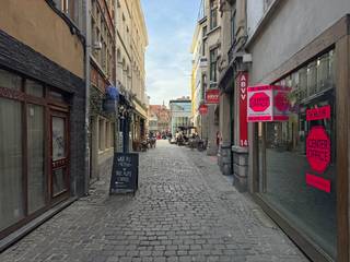 Dit handelspand is gelegen in de Meerseniersstraat de vroeger "zuivelstege", de verbindingsweg tussen de Vrijdagmarkt en Oudburg. De straat werd omgedoopt in Meerseniersstraat naar het gildehuis der Meerseniers of koopmannen, eertijds gezeteld waren in deze straat. Op vandaag zitten hier tal van Hippe winkeltjes en horeca zaken waaronder het kanon, Souplounge, Ludo Kafe... Dit pand is uiterst geschikt voor een klein detailhandel, decoratie of souvenirwinkel.<br />Had u graag het pand bezocht? 09 279 11 22 of info@centeroffice.be