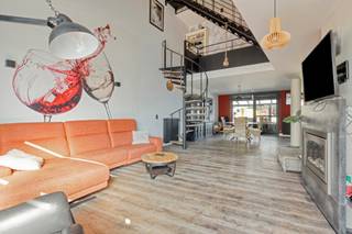 Ben je op zoek naar een woning die wonen, zorgen en/of werken moeiteloos combineert? Dan is deze charmante halfopen bebouwing met volledig...