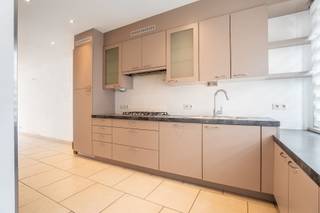 Deze charmante rijwoning is gelegen in het aangename Lembeek en bevindt zich nabij winkels, scholen, openbaar vervoer en belangrijke invalswegen. De woning werd op de verdiepingen reeds gerenoveerd, terwijl het gelijkvloers nog lichtjes verder afgewerkt dient te worden.
We betreden de woning via de inkomhal en komen terecht in de keuken. Deze geeft uit op de eet- en leefruimte, die op haar beurt toegang biedt tot de gezellige koer. Op het gelijkvloers bevindt zich tevens een apart toilet.
Met de trap begeven we ons naar de eerste verdieping waar we twee slaapkamers aantreffen. Verder beschikt deze verdieping over een badkamer uitgerust met een bad met douche, lavabo en toilet.
De zolderverdieping werd ingericht als slaapkamer en biedt hierdoor een derde volwaardige slaapruimte.
Tot slot beschikt de woning over een praktische kelder, ideaal als extra opbergruimte.
Deze woning biedt dankzij de reeds gerenoveerde verdiepingen en de verdere afwerkingsmogelijkheden op het gelijkvloers een interessante opportuniteit voor starters, gezinnen of investeerders.