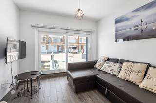 [[ DIT PAND NEEMT DEEL AAN DE ERA OPEN HUIZEN DAG OP 19/9 VAN 16:00 TOT 17:00 ]]
<p><strong>Gelijkvloers 2-slaapkamerappartement te koop in Koksijde-Bad</strong></p>

<p>Bent u op zoek naar een instapklaar appartement op een toplocatie aan zee? Dan is dit recente gelijkvloerse appartement in Koksijde-Bad zeker een bezoek waard.</p>

<p>Gelegen op amper 10 meter van de zeedijk geniet u hier van een unieke ligging, vlak bij het strand, de winkels, horecazaken en alle voorzieningen.</p>

<p>Het appartement beschikt over:</p>

<ul><li>Twee volwaardige slaapkamers</li><li>Een lichtrijke leefruimte</li><li>Moderne keuken en badkamer</li><li>Gelijkvloerse ligging, ideaal voor jong en oud</li><li>Privatieve autostaanplaats vlak voor de deur</li><li>Recente constructie met een hedendaagse afwerking</li></ul>

<p>Dankzij de uitstekende ligging en het hoge wooncomfort is dit appartement perfect als vaste woonst, tweede verblijf of interessante investering aan de Belgische kust.</p>

<p>Interesse? Neem gerust contact op voor meer informatie of een bezichtiging.<br />058 51 23 23 of op christian@eraservimo.be</p>