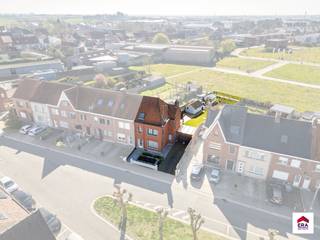 Verzorgde halfopen woning met 3 slpks en tuin op 498m² nabij centrum Tielt! Ligging: rustig gelegen op wandelafstand van centrum Tielt, nabij...