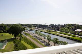 In de K-tower op de www.diksmuidekaai11.be (url kopiëren en plakken indien doorklikken niet lukt) in Kortrijk stellen we jou graag dit appartement voor.  Met een netto oppervlakte van 110 m² (te vergelijken met 122 m² bruto oppervlakte mocht je dit als nieuwbouw kopen) en 30 m² terras woon je hier heel comfortabel. Er is een aangename leefruimte met open keuken, 3 slaapkamers (waarvan één gebruikt wordt als bureau), een badkamer en douchekamer, 2 toiletten en voldoende berging. Op het terras is het genieten van het uitzicht, de grootte en, indien van de partij, de zon! Er is een ruime kelderberging en mogelijkheid tot 2 afgesloten garageboxen.<br /><br />EEN BEZOEK BRENGEN: Via www.diksmuidekaai11.be kan je een afspraak inplannen. Een afspraak kan ook telefonisch ingepland worden via Hendrik op 0495.56.90.87. Eveneens via de website verneem je veel meer, zoals een uitgebreide omschrijving, foto's, 360° rondgang, documenten, …  <br /><br />DIRECT KOPEN PRIJS: De vermelde prijs is een Direct Kopen prijs voor het appartement, de ruime kelderberging en één garagebox. Tegen deze prijs kan er onmiddellijk aangekocht worden. Een tweede garagebox kan aangekocht worden aan 50.000 euro.<br /><br />Groeten, Hendrik van Henry Houser