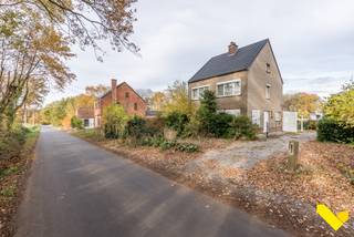 Deze halfopen bebouwing ligt in een autoluwe straat op een perceel 675 m².We hebben op het gelijkvloers een ruime leefplaats, een toilet, een...