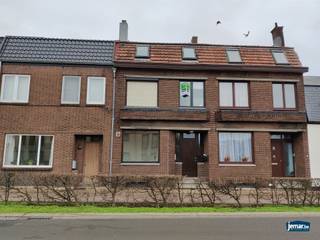 Op wandelafstand van het centrum van Maaseik staat dit gelijkvloers appartement te huur. Het appartement heeft een woonkamer, 1 slaapkamer, badkamer...