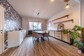 In het hart van Oppuurs, deelgemeente van Sint-Amands, vinden we deze ruime woning terug met een prachtige tuin en zicht op groen.We komen binnen in...