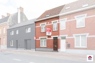 Instapklare gezinswoning met grote tuin in het hart van MeulebekeDeze verzorgde woning op een perceel van 275 m² geniet van een uitstekende ligging...