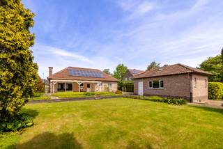 Ruim, instapklaar landhuis op een perceel van 2055 m² met mooi aangelegde tuin.Deze laagbouwwoning is prima onderhouden en combineert optimale...