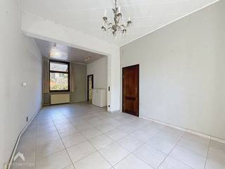 <p>Te renoveren burgerwoning, gelegen in het hart van Ieper, op wandelafstand van de Markt, vestingen, het station, winkels, diensten en het Hamiltonpark.</p>
<p>De woning omvat een inkomhal met vestiairekast, een leefruimte met eet- en zithoek en een aansluitende keuken. Vanuit de keuken is er rechtstreeks toegang tot de gezellige en onderhoudsvriendelijke stadstuin.</p>
<p>Op het gelijkvloers bevindt zich eveneens een badkamer met douche, lavabo en toilet. De droge kelder biedt extra bergruimte en beschikt over aansluitingen voor wasmachine en droogkast.</p>
<p>Op de eerste verdieping bevinden zich twee ruime slaapkamers en een afzonderlijk toilet. Via de vaste trap in de nachthal bereikt u de ruime zolder, die mogelijkheden biedt voor een derde slaapkamer of hobbyruimte.</p>
<p></p>
<p>Extra troeven:</p>
<p></p>
<ul>
<li>Centrale ligging in Ieper</li>
<li>Gezellige en onderhoudsvriendelijke stadstuin</li>
<li>Droge kelder met aansluitingen voor wasmachine en droogkast</li>
<li>Vaste trap naar ruime zolder</li>
<li>Verwarming op gas met radiatoren</li>
<li>Op wandelafstand van Markt, vestingen, station en winkels</li>
<li>Ideaal als eerste woning, renovatieproject of investering</li>
</ul>
<p></p>
<p>Deze woning is te koop ZONDER makelaar via het concept van Smart Houses! Wenst u verdere inlichtingen of een bezoek? Contacteer rechtstreeks de eigenaar via <span>+32478206660</span></p>