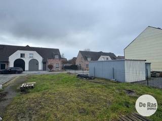 HELDERGEM - Bouwgrond voor halfopen bebouwing <br /><br />Zeer rustig gelegen bouwgrond voor halfopen bebouwing, in een klein straatje vlak bij het dorp. Met een perceelbreedte van 10 meter en een gunstige ligging nabij invalswegen en winkels biedt dit de ideale combinatie van rust en bereikbaarheid.<br /><br />Voor meer informatie kan u ons steeds contacteren (053/60.65.60).