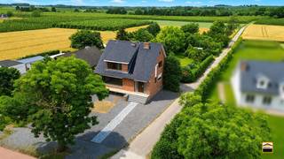 <p><span> </span></p><p><span>Villa met potentieel (te renoveren) in Wellen!</span><span><br /><br /></span><span>Bent u op zoek naar een woning die u volledig naar uw eigen smaak kunt inrichten? Dan biedt <br />deze charmante woning in Wellen een uitstekende opportuniteit.<br /><br />Gelegen op een mooie locatie met een open uitzicht op het omliggende groen en de velden, <br />beschikt deze woning over een bijzonder ruim potentieel. De lichtrijke leefruimte van ca 50 m² <br />vormt het hart van de woning en biedt tal van mogelijkheden voor een gezellige woon- en <br />eetkamer.<br /><br />Verder beschikt de woning over:</span></p><ul><li><span>3 volwaardige slaapkamers</span></li><li><span>Een ruime keuken van ca 16m²</span></li><li><span>Een royale inkomhal die zorgt voor een aangename ontvangst</span></li><li><span>Een badkamer die volledig naar eigen wensen en stijl kan worden gerenoveerd</span></li><li><span>Een praktische zolderberging voor extra opslagruimte</span></li><li><span>Een volledig onderkelderde verdieping met garage aan de achterzijde van de woning</span></li><li><span>Meer dan voldoende berg- en stockageruimte</span></li></ul><p><span>Vanuit het terras geniet u van een prachtig zicht op de mooie tuin en een weids zicht over de <br />achterliggende velden. Een ideale plek om in alle rust te ontspannen en te genieten van de <br />groene omgeving.<br /><br />Dankzij de solide basis, de ruime volumes en de uitstekende ligging biedt deze woning een <br />unieke kans voor wie op zoek is naar een makkelijk te renoveren woning met karakter en <br />toekomstpotentieel.<br /><br /></span><span>Troeven:</span><span><br /></span><span>✔</span><span> Rustige ligging in het groene Wellen<br /></span><span>✔</span><span> Vrij uitzicht op tuin en velden<br /></span><span>✔</span><span> Ruime leefruimte van ca. 50 m²<br /></span><span>✔</span><span> 3 slaapkamers<br /></span><span>✔</span><span> Volledig onderkelderd met garage<br /></span><span>✔</span><span> Zolderberging<br /></span><span>✔</span><span> Tal van renovatie- en inrichtingsmogelijkheden<br /><br /></span><span>Wenst U meer informatie over deze woning of een bezichtiging? <br />Contacteer ons op 012 26 22 05 of info@hetimmohuis.be</span></p><p><span> </span></p><p><span> </span></p>