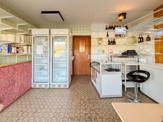 VEELZIJDIG PAND MET COMMERCIËLE MOGELIJKHEDEN en een vlotte verbinding tussen Brakel en Ronse. Deze RUIME EIGENDOM deed jarenlang dienst als...