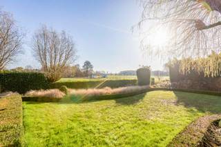 In het charmante Waasmunster bevindt zich deze prachtige open bebouwing op een royaal en perfect georiënteerd perceel van maar liefst 1.391 m²...
