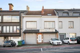 Le long de la Vilvoordsesteenweg à Grimbergen se situe cette propriété polyvalente comprenant un commerce / atelier de traiteur ainsi qu’un...