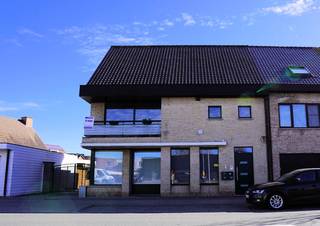 Dit “handelshuis” 1995 was in oorsprong een dokterswoning met 110 m² praktijk en riante 180 m² duplex erboven. Op heden is het ingedeeld in...