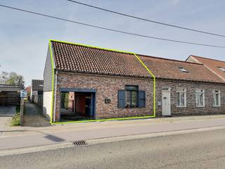 Leuke starterswoning op een perceel van 339m², gelegen aan de dorpsrand van Herenthout. Op het gelijkvloers beschikt deze woning over een geïnstalleerde keuken met eethoek, een badkamer met douche en toilet en een aparte wasplaats. Een open trap leidt u naar de eerste verdieping, welke een zithoek/dressing, overloop, slaapkamer en bureau omvat. In deze woning loopt alles naadloos in elkaar door, maar het is vooral de aangename lichtinval en de verbondenheid tussen beneden en boven die deze woning luchtig en tegelijk gezellig doet aanvoelen. De woning is compact ingedeeld, doch zijn de kamers handig met elkaar verbonden en bieden ze overal het nodige comfort. Als leuk extraatje beschikt de woning over een handige toegang en geniet deze een ruime tuin met zuidelijke oriëntatie.