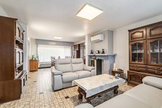 Sfeervolle woning met veel ruimte en potentieel, gelegen in het rustige Sint-Goriks-Oudenhove. Deze gesloten bebouwing betreden we via een ruime inkomhall dewelke toegang heeft tot de aangename leefruimte en de ruime leefkeuken. <br />Aansluitend vinden we nog een badkamer en afzonderlijk gastentoilet. Op het verdiep zijn twee ruime slaapkamers ingericht en een stockageruimte. Verder is er nog een derde kamertje die zich perfect leent tot het inrichten van een bureau, dressing, douchekamer,...<br />Aangenaam en ruim perceel met de nodige voorzieningen voor stockage.<br />Bezoeken? Bel 09/328.57.78<br />Raadpleeg JUNOvastgoed.be voor extra informatie en documenten!