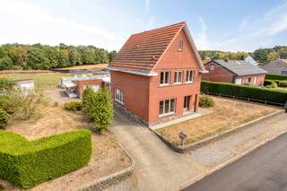 Voor meer info of om een bezoek in te plannen, neem contact op via 016199345 of via pieter.maes@homixx.be.<br /><br />Met veel trots presenteren wij u deze renovatiewoning op een uniek perceel in Nieuwrode. Enkele van de vele troeven:<br />- Gelegen in een zeer rustige straat in de groene omgeving van Nieuwrode, vlakbij het prachtige bosgebied Bogaerdenberg;<br />- Gunstig gelegen op nauwelijks 5 minuten van de oprit van de E314, alsook op een half uurtje rijden van Leuven;<br />- Het perceel bedraagt 44a95ca;<br />- Geen overstromingsgevoelig gebied;<br />- ...<br /><br />INDELING:<br />- Gelijkvloers: inkomhal met ruimte voor vestiaire, gezellige woonkamer, keuken (vernieuwd in 2014), badkamer met bad en aansluiting voor wasmachine en droogkast, lichtrijke veranda, ruime berging en apart toilet. Verder is er nog een kelder die kan dienen als voorraadplaats. Buiten zijn er nog een aantal bijgebouwen, alsook een aparte dubbele garagebox. De prachtige tuin grenst aan het achterliggende bos (agrarisch gebied), waardoor je hier volledig tot rust kan komen en kunt genieten van de stilte en de natuur.<br />- Verdieping: 3 ruime slaapkamers, alsook een zolder voor extra stockage (te bereiken via een uitschuifbare trap).<br /><br />De woning voldoet aan de renovatieplicht, waardoor u binnen de 6 jaar minstens een EPC label D dient te bekomen.<br /><br />Stedenbouwkundige inlichtingen in aanvraag.<br /><br />Kan u niet wachten om deze unieke woning te bezoeken? Plan dan snel uw bezoek in!