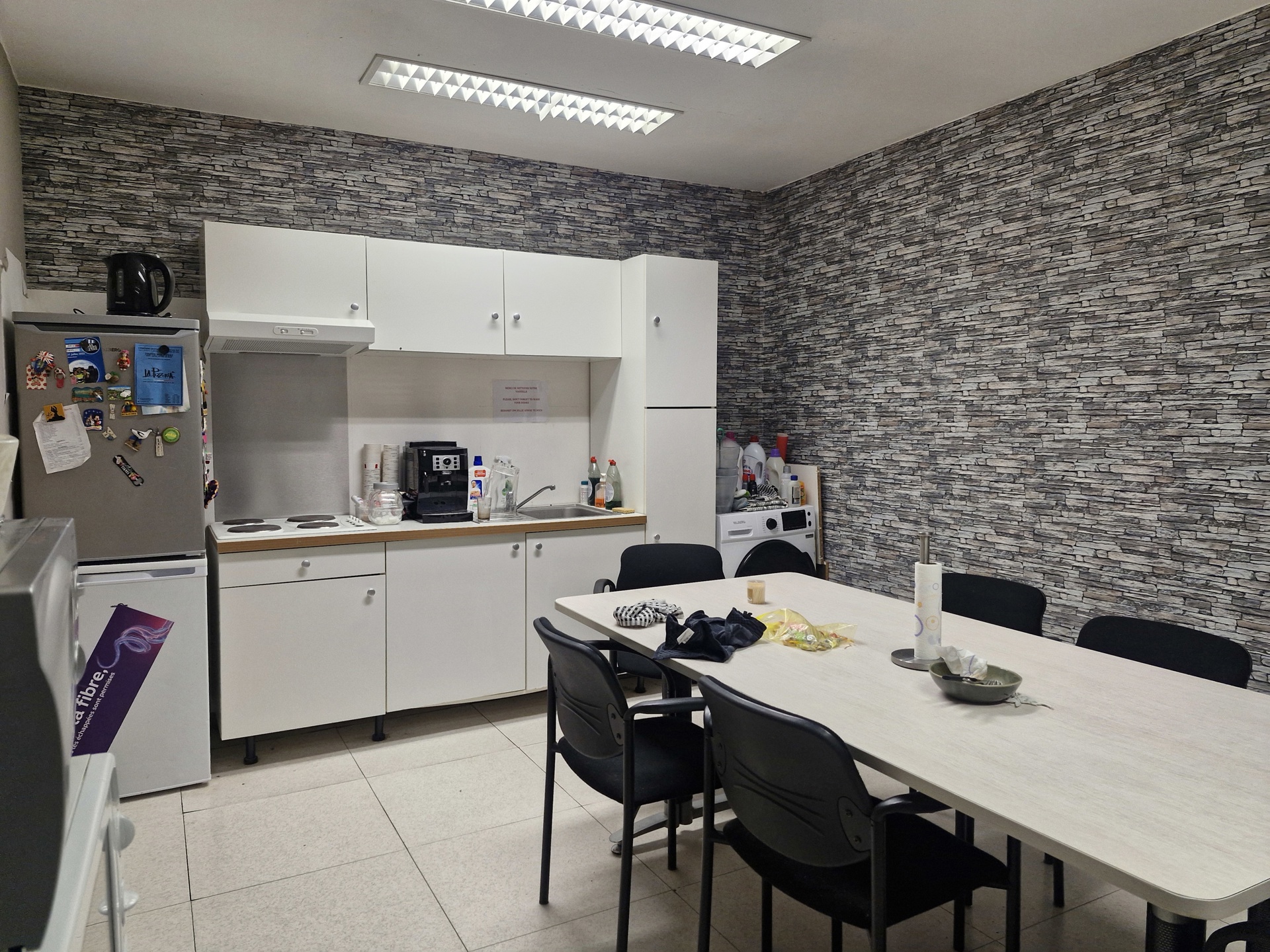 Te huur – Magazijn met kantoren in Manage - foto 5