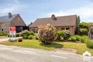 <p>Gelijkvloers ingerichte woning op 685m² te koop in Lommel! </p>

<p><strong>Lommel-Centrum: ruime (210m²), energiezuinige en volledig onderkelderde gezinswoning (4 slks) op gunstige locatie!</strong></p>

<p> </p>

<p>Troeven:</p>

<ul><li>Levensloopbestendig: gelijkvloers slaapkamers en badkamer aanwezig</li><li>Energiezuinig: EPC C met 36 zonnepanelen en groenestroomcertificaten</li><li>4 slaapkamers (5 mogelijk) en bureaukamer voorzien</li><li>Volledig onderkelderd</li><li>Asbestvrij</li><li>Z-georiënteerd, omheind en mooi onderhouden tuin</li><li>Gelegen op gunstige locatie bij Lommel-Centrum nabij winkels, scholen, invalswegen, openbaar vervoer en op ca. 30 minuten van o.a. Eindhoven.</li></ul>

<p>Indeling: zie plannen in bijlagen.</p>
