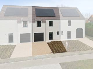 Bent u klaar om te verhuizen naar 1 van deze laatste 2 nieuwbouwwoningen in dit kleinschalige project? Dat kan, de woningen werden namelijk zorgvuldig afgewerkt en zijn bijgevolg instapklaar. <br />De woningen zijn centraal gelegen op een boogscheut van Maldegem centrum. Je geniet er op fietsafstand van alle faciliteiten zoals scholen, openbaar vervoer, winkels, ... bovendien heb je een vlotte verbinding richting binnenland en de kust. <br /><br />De absolute troeven van deze woning zullen toch wel het open zicht zijn alsook de energiezuinigheid. Met andere woorden, woningen die klaar zijn voor de toekomst. <br /><br />De woningen zijn ingedeeld als volgt: <br />Gelijkvloers: inkomhal met gastentoilet - open leefruimte met zithoek, eetplaats en keuken, deze is voorzien van alle comfort - garage waar eveneens plaats voorzien is voor de wasplaats alsook extra bergruimte <br />1e verdieping: 4 volwaardige slaapkamers, badkamer voorzien van douche, ligbad en dubbele lavabo alsook een afzonderlijk toilet. <br /><br />Buitenaanleg: oprit met extra parkeermogelijkheid, terras en tuin met adembenemend zicht. <br /><br />Benieuwd naar deze woningen? <br />Contacteer Bonne Vastgoed 7 op 7 via 050/73.73.73 of info@bonnevastgoed.be voor meer info of bezoek.