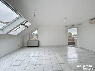 Dit opgefrist appartement is gelegen op wandelafstand van verschillende winkels, diensten en openbaar vervoer.Het lichtrijk appartement bestaat uit...