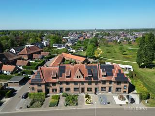 Bienvenue dans cette charmante propriété à Tessenderlo-Ham, un quartier calme et verdoyant avec un emplacement vraiment unique. Cette propriété offre une combinaison parfaite de confort et de caractère, idéale pour ceux qui recherchent un cadre de vie agréable.Avec une surface habitable totale de 206m² répartie sur un terrain de 289m², cette propriété offre une combinaison parfaite de confort et de caractère, idéale pour ceux qui recherchent un cadre de vie agréable.L'intérieur présente des pièces lumineuses et modernes qui sont accueillantes. La salle à manger est dotée de grandes fenêtres qui laissent entrer la lumière naturelle.La cuisine est pratique et bien équipée avec des armoires vertes, un four et un lave-vaisselle. Tous les appareils nécessaires sont disponibles pour cuisiner confortablement et vivre au quotidien.Derrière la maison se trouve un parc avec des jardins verdoyants et des vues sur le moulin emblématique. Il s'agit d'un cadre idéal pour la détente et les loisirs de plein air. Le jardin est entièrement clôturé et équipé d'un portail pour accéder au garage.les atouts de cette propriété exceptionnelle :Emplacement-Situation résidentielle-Situation favorable (proche du centre/écoles/commerces/entrées)-Jardin entièrement aménagé et accessible par l'arrièreTechnologie du bâtiment-Maison de caractère-Finition solide-Hauts plafondspremier étage à part entièreEnergétiquetoit bien isolé (double)-Maison à faible consommation d'énergie-EPC favorable 192 kWh/m² an - Label BConfort-Coffre de garageAppelez Immo Diest 013/31.25.22, nous vous aiderons avec le sourire.