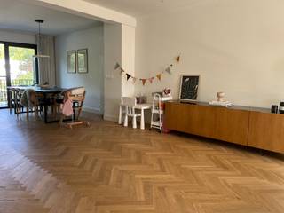Gerenoveerde woning op toplocatie in een rustige straat nabij het centrum van Brasschaat. Volledig gerenoveerd in 2021.<br /><br />Via de lichte inkomhal betreden we de woning. Op onze rechterzijde verkrijgen we toegang tot de royale garage van 32m2, welke voorzien werd van een automatische sectionale poort. Aanpalend aan de garage is er nog een volledig ingerichte badkamer, een ruime slaapkamer (12m2) met toegang tot het overdekte terras en tuin, alsook een ruime berging/waskamer/technische ruimte van 10m2. Mits kleine aanpassing kan hier een aparte studio gecreëerd worden.<br />Op de eerste verdieping vinden we de vestiaire, alsook het gastentoilet en een bureauruimte (momenteel gebruikt als babykamer). Via de dubbele glazen deur betreden we de lichte en ruime leefruimte, dewelke overloopt in het eetgedeelte. De volledige leefruimte werd voorzien van visgraatparket. De eetruimte grenst aan de volledig ingerichte keuken met keukeneiland (oven, kookplaat met ingebouwde damkap, koelkast en vriezer, vaatwasmachine). Via het schuifraam is er toegang tot het zonneterras welke voorzien werd van een automatische zonneluifel. Het terras biedt toegang tot de tuin.<br />Op de tweede verdieping is er nog een compacte polyvalente ruimte, mooie badkamer met inloopdouche, wastafel en toilet, alsook twee slaapkamers (8m2) en (14m2).<br />Tot slot hebben we de grote L-vormige tuin (ongeveer 450 m2), dewelke een van de grootste troeven van de woning is en een oase van rust biedt. De tuin is volledig omheind en loopt achter de percelen van de 4 aanpalende woningen. Er is een tuinhuisje aanwezig. De tuin beschikt over enkele mooie fruit- en loofbomen.<br /><br />Bijkomende pluspunten:<br />- Het plat dak en zadeldak zijn volledig vernieuwd en geïsoleerd.<br />- Elektriciteit is conform.<br />- Energielabel B dus geen renovatieplicht!<br />- Hoogwaardig wollen tapijten aanwezig in de slaapkamers.<br />- Rolluiken aanwezig bij technische ruimte en slaapkamer gelijkvloers, alsook aan de binnenkant van de inkomdeur.<br />