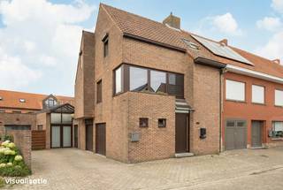 Bel-etage woning niet ver van het centrum van Vosselaar met drie slaapkamers, terras en garage. EPC: 199 kWh/m² (label B).ligging: rustige ligging...