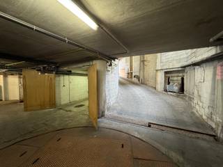 Immo Pické biedt U deze ondergrondse garage aan gelegen onder een appartements mede-eigendom. Het betreft een garagebox voor een kleine wagen met een houten poort. Deze garage is gelegen op wandelafstand van het station BRUSSEL ZUID/MIDI <br />Maandelijkse lasten: 28 euro.<br />Voor verdere informatie, aarzel niet het kantoor te contacteren.