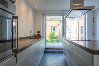 MISE EN PAGE : REZ-DE-CHAUSSÉE :- hall d'entrée avec toilettes invités - espace de vie lumineux avec cuisine ouverte (30m²) - espace de...