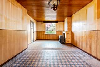 Te renoveren woning gelegen op een perceel van ca. 449 m².Indeling en omschrijving:U betreedt de woning via de inkomhal, die toegang biedt tot de...