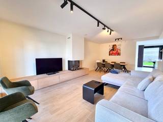 Dit ruim duplex appartement is rustig gelegen nabij de Drongense dorpskern, telt 3 ruime slaapkamers en heeft een super aangename tuin. Via de inkom...