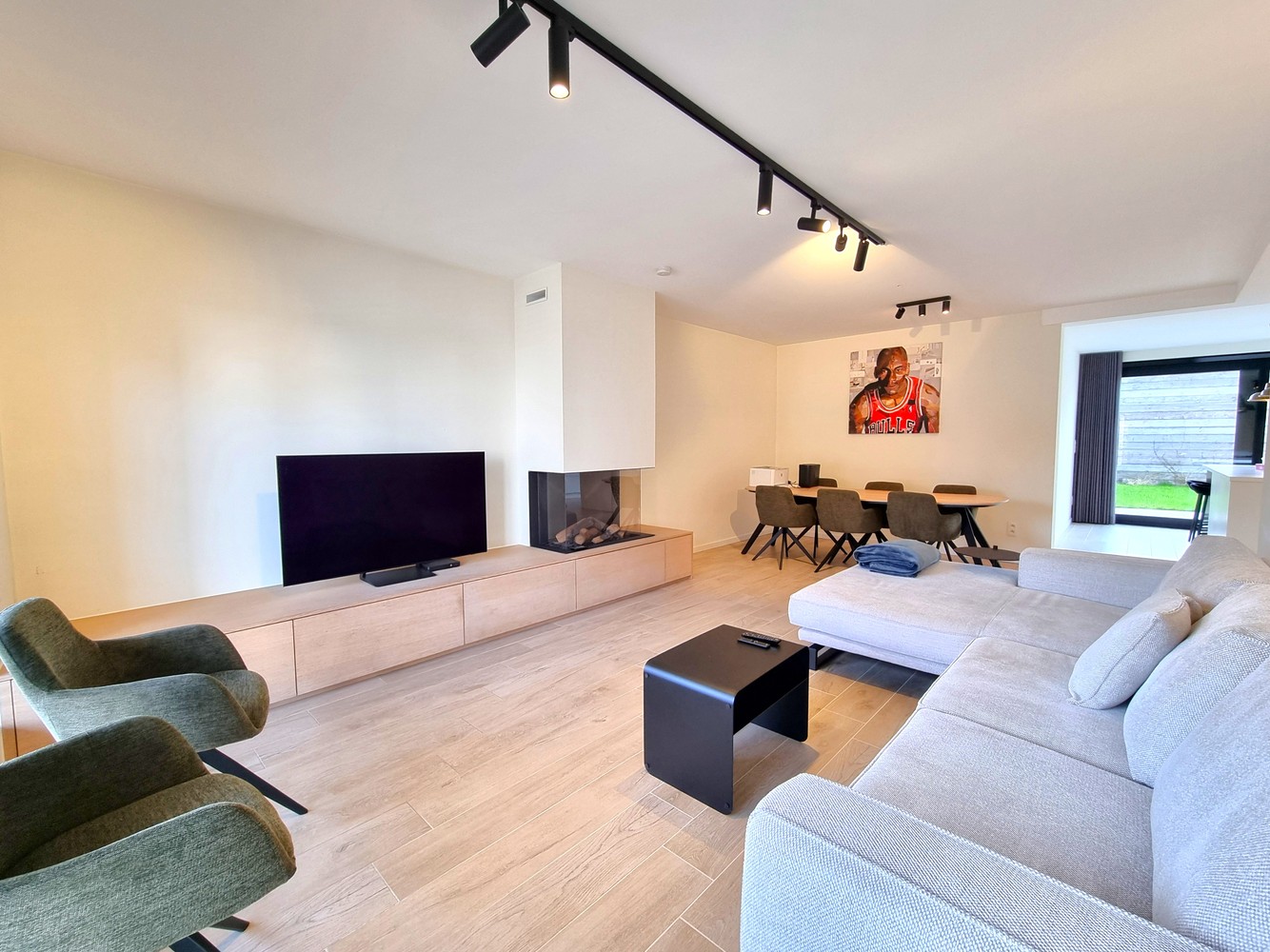 Ruime woonst met 3 slaapkamers en tuin - foto 3