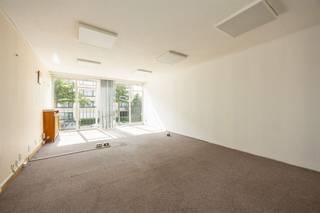 <p><span>Op zoek naar een appartement waar je helemaal je eigen verhaal van kunt maken? Dan zit je hier goed. Dit lichtrijke appartement combineert een royale leefruimte, twee volwaardige slaapkamers, twee terrassen én een rustige ligging vlak bij het Rivierenhof. Bovendien is een garagebox optioneel bij aan te kopen – een absolute meerwaarde in deze buurt.</span></p><p><span> </span></p><p><span>Veel ruimte, veel mogelijkheden</span></p><p><span>Via de ruime inkomhal kom je binnen in een appartement dat verrassend veel ruimte biedt. De lichtrijke leefruimte van ca. 34 m² vormt zonder twijfel het hart van de woning. Dankzij de brede raampartijen geniet je hier van een aangename lichtinval en heb je rechtstreeks toegang tot het balkon aan de voorzijde. De aanwezige airco zorgt ook op warme dagen voor extra comfort.<br /><br />De aparte keuken sluit mooi aan op de leefruimte en beschikt eveneens over een eigen balkon. Ze biedt vandaag alle basisvoorzieningen, maar vormt tegelijk de ideale basis voor een eigentijdse keuken op maat.</span></p><p><span> </span></p><p><span>Twee slaapkamers met potentieel</span></p><p><span>Achteraan bevinden zich twee volwaardige slaapkamers, rustig gelegen en weg van de straat. De grootste slaapkamer beschikt bovendien over een eigen terras, waar je in alle rust van de avondzon kunt genieten. Daarnaast is er een apart toilet, een praktische berging én een aparte dressing. De badkamer is nog volledig in te richten naar eigen smaak. Dit appartement kent tal van renovatiemogelijkheden.</span></p><p><span> </span></p><p><span>Groen wonen met alles dichtbij</span></p><p><span>De Morckhovenlei is een geliefde locatie voor wie rustig wil wonen zonder in te boeten aan bereikbaarheid. Op wandelafstand ligt het Rivierenhof, het grootste park van Antwerpen. Supermarkten, buurtwinkels, scholen en openbaar vervoer bevinden zich vlakbij en ook de Ring en belangrijke invalswegen bereik je in enkele minuten.</span></p><p><span> </span></p>