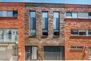 Deze instapklare energiezuinige gezinswoning heeft een leuke zonnige tuin en is ideaal gelegen in Heverlee, op wandelafstand van scholen, winkels en in de nabijheid van Heverlee-bos, Imec en UZ Gasthuisberg. EPC label A (score 45), ventilatiesysteem C en 12 zonnepanelen (3960 Wp) zorgen voor een zeer laag energieverbruik !<br /><br />Het gelijkvloers omvat een grote inkomhall, aparte wasplaats alsook een enorm grote garage (+/- 40m²) met sectionaalpoort. Tevens een zonnig aangelegd terras in bangkirai en diepe verzorgde tuin. Op het 1ste verdiep bevindt zich een hal met toilet, een ruime L-vormige leefruimte met half-open ingerichte keuken en aparte berging. Via het terras aan de leefruimte geraak je ook makkelijk via de trap in de tuin. Het 1ste verdiep omvat een nachthall met toilet, 3 slaapkamers en ingerichte badkamer met douche en ligbad.<br /><br />Voor meer info of bezoek, kan u me bereiken via vincent@immojanstas.be of op 0477 284876.<br />Bijkomende info (EPC, vastgoedinfo, bodemattest, ,,... ) kan u hieronder downloaden ↓